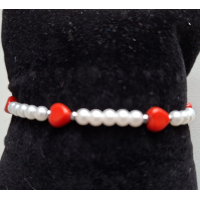 Sieraden setje bestaand uit: ketting, armband en oorbellen van witte acryl parels en een rood hart